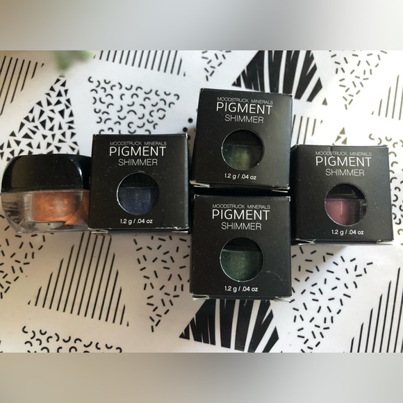 YOUnique Moonstruck Mineral Eyeshadow - Picture 1 of 3